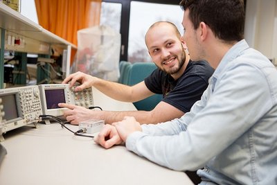 Studierende im Labor Elektrische Messtechnik