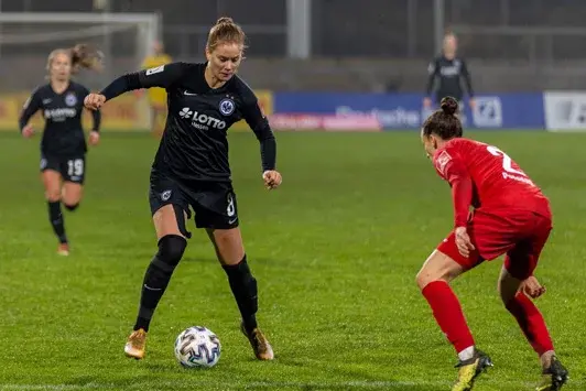 Spielszene mit Sjoeke Nüsken im Trikot von Fußball-Bundesligist Eintracht Frankfurt