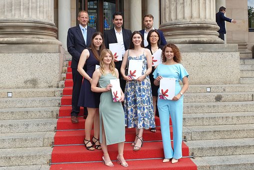 Gruppenfoto mit Absolvent:innen des Fachbereichs Wiesbaden Business School vor dem Kurhaus Wiesbaden