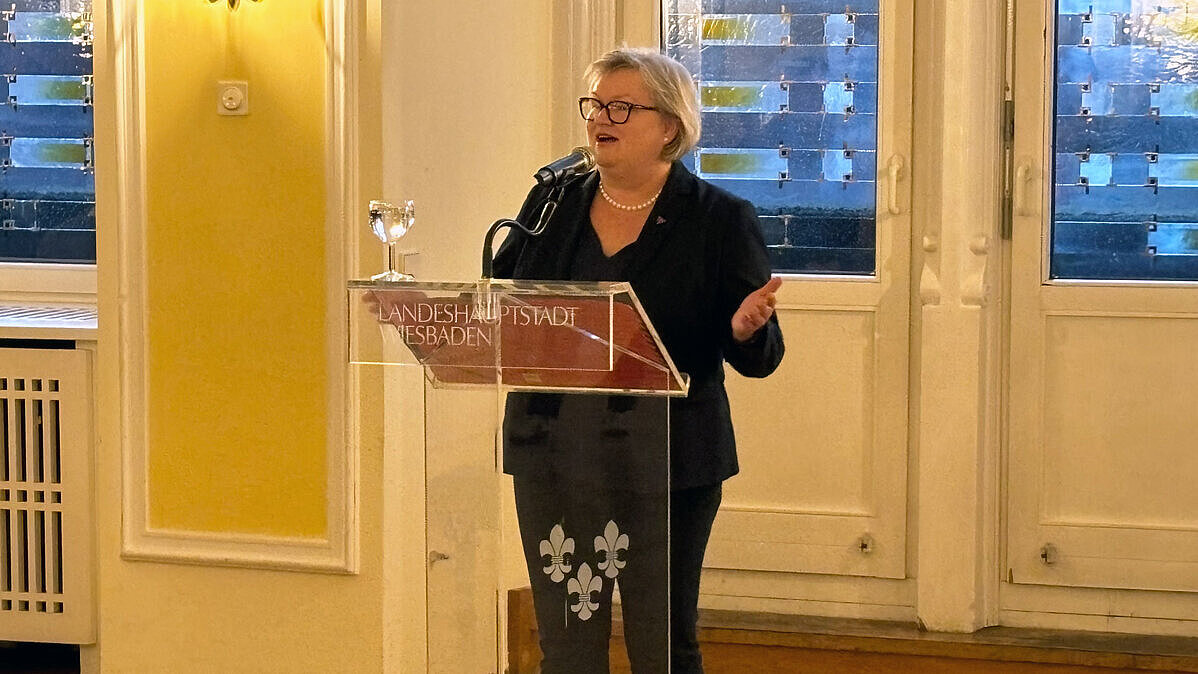 Hochschulpräsidentin Prof. Dr. Eva Waller spricht vor den Anwesenden