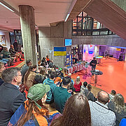 Blick in das vollbesetzte Foyer eines Gebäudes der Hochschule RheinMain während des Länderabends Ukraine