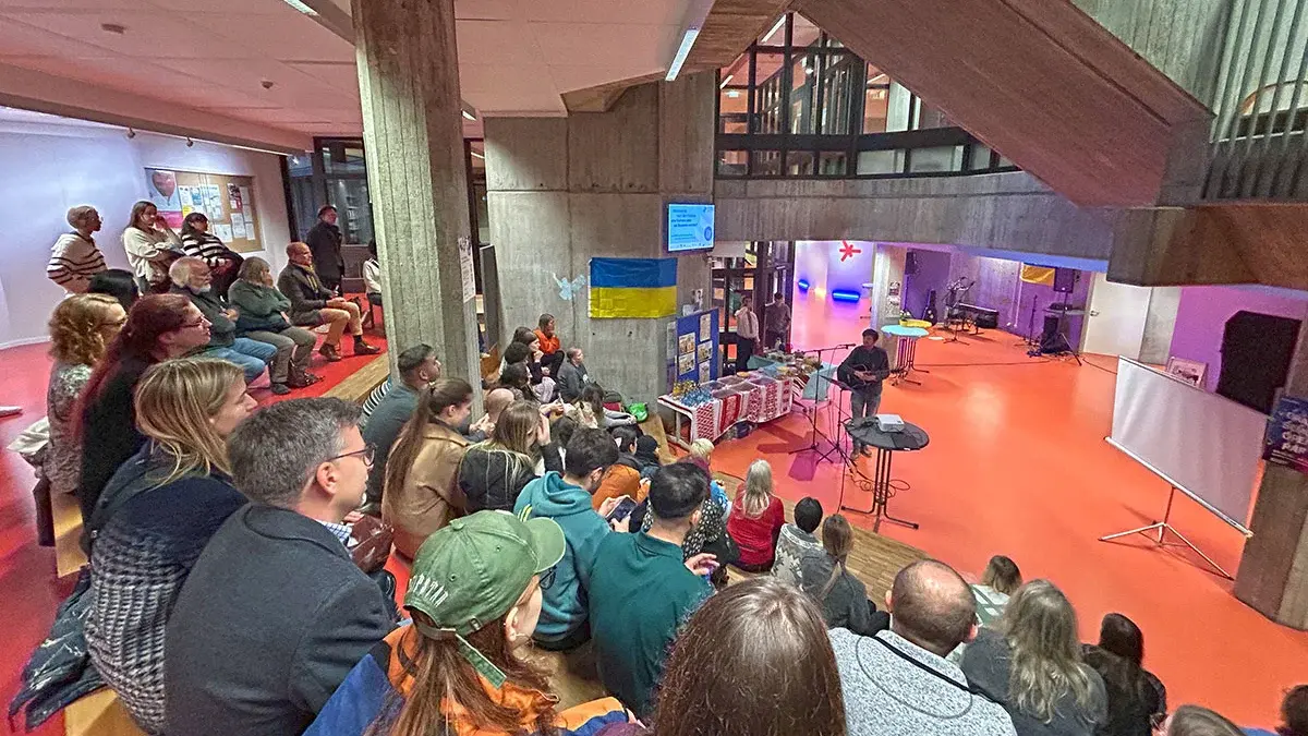 Blick in das vollbesetzte Foyer eines Gebäudes der Hochschule RheinMain während des Länderabends Ukraine