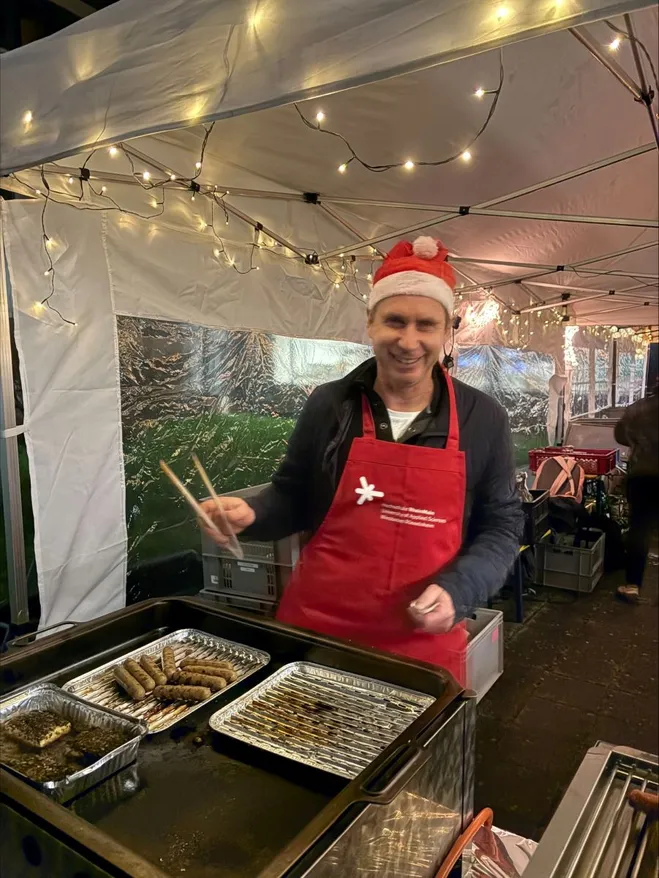 Dekan Christian Glockner als Grillmeister