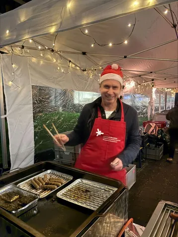 Dekan Christian Glockner als Grillmeister