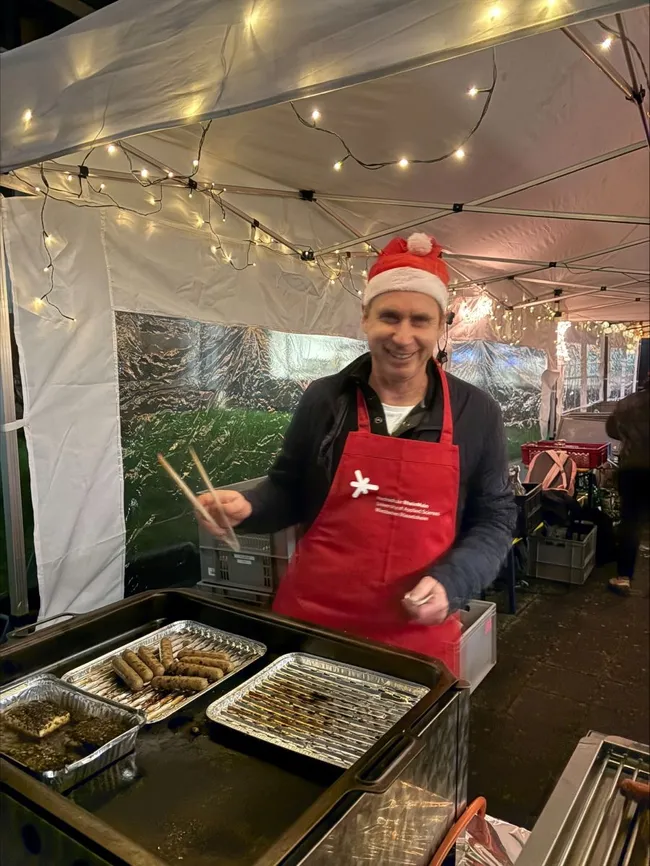 Dekan Christian Glockner als Grillmeister