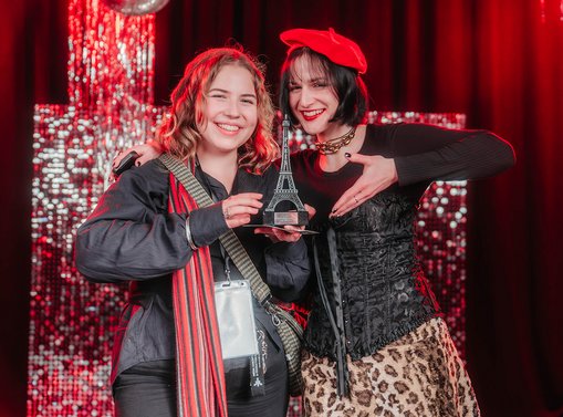 Diana Bondarenko und Lea Hofmann halten ihren Preis, einen goldenen Eifelturm, in die Kamera