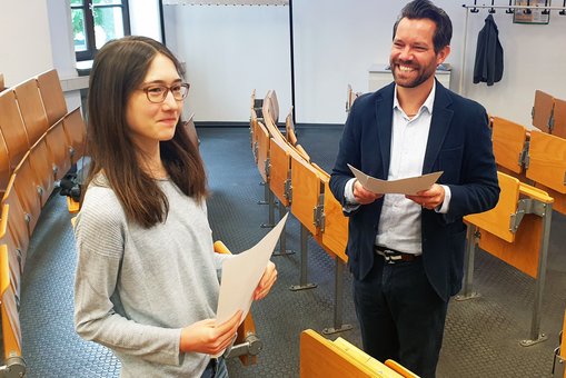 Professor Heiko Schön from Wiesbaden Business School presenting the certificates.