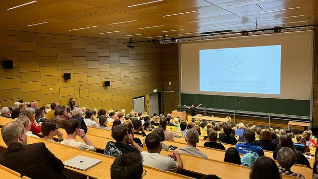 Blick in den großen Hörsaal am Campus Rüsselsheim