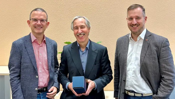 Studiendekan Prof. Dr. Rainer Hartmann, Prof. Dr. Jürgen Reim und Dekan Prof. Dr. Till Dannewald bei der Verabschiedung. 