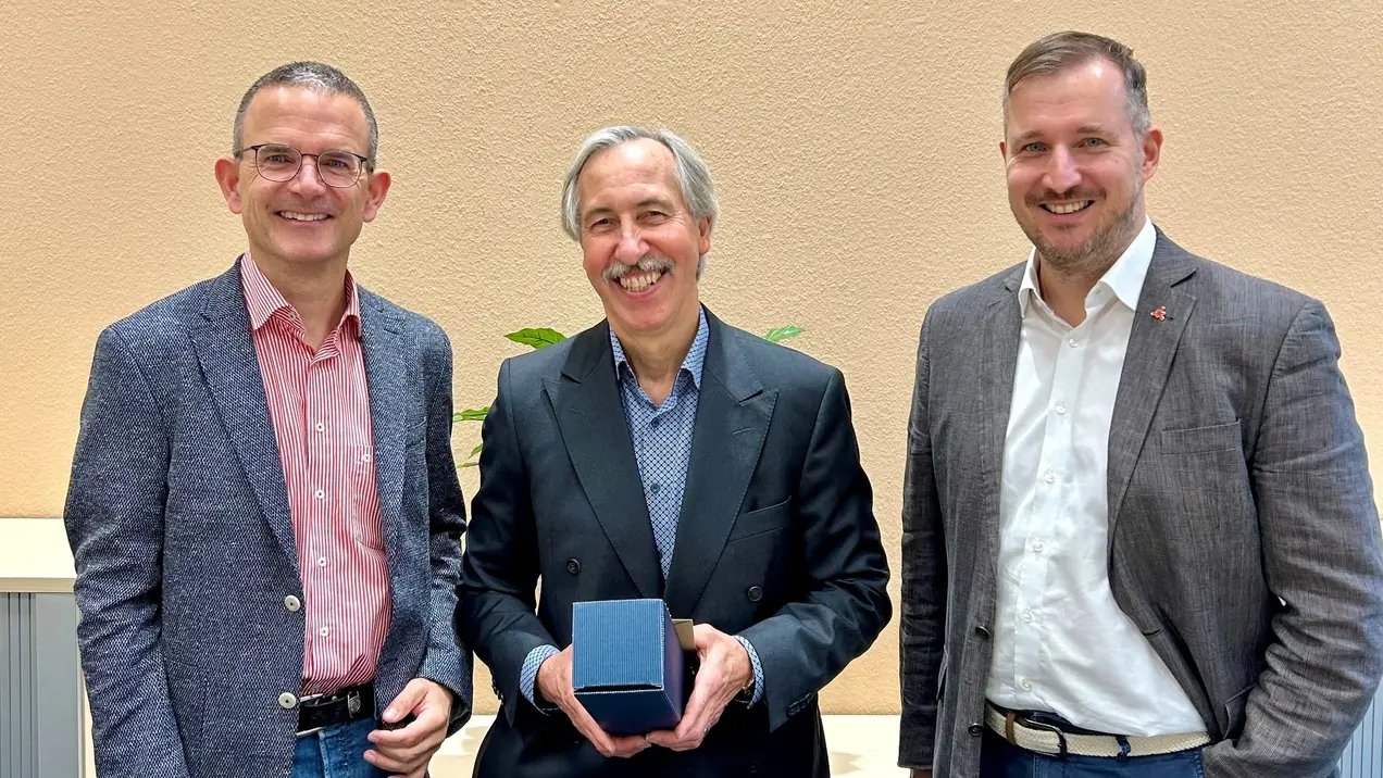 Studiendekan Prof. Dr. Rainer Hartmann, Prof. Dr. Jürgen Reim und Dekan Prof. Dr. Till Dannewald bei der Verabschiedung. 