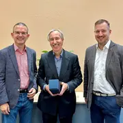 Studiendekan Prof. Dr. Rainer Hartmann, Prof. Dr. Jürgen Reim und Dekan Prof. Dr. Till Dannewald bei der Verabschiedung. 