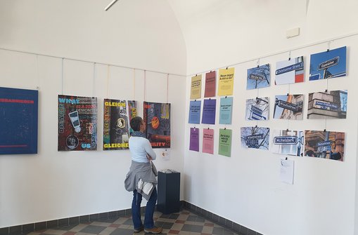 Arbeiten der Kommunikationsdesignstudierenden im Foyer des Wiesbadener Rathauses 