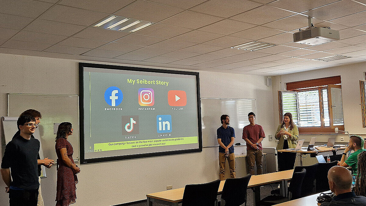 Eine weitere Gruppe internationaler Studierender bei der Präsentation einer Social-Media-Kampagne für Seiber Media an der Hochschule RheinMain zum Abschluss der Summer School Media Management.
