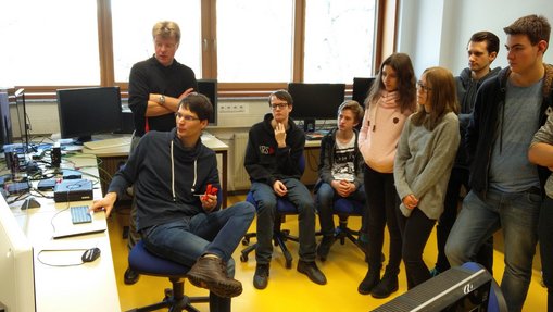 Prof. Mike Christmann und M. Eng. Lucien Lenzen mit Besuchern der Hanauer Karl-Rehbein-Schule