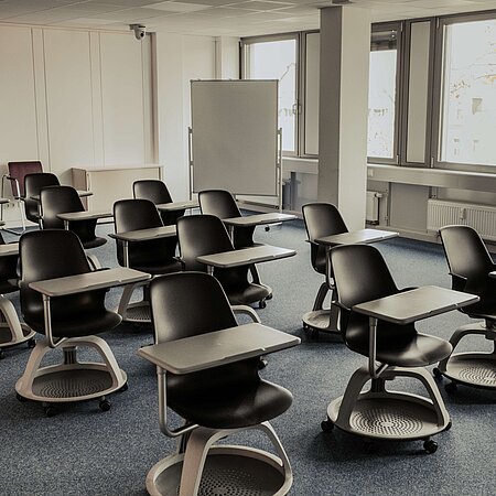 Seminarraum BL3 Stühle im Raum mit Pinnwand