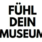 Der Text auf dem Bild lautet: "FÜHL DEIN MUSEUM." Dies könnte auf eine Einladung hinweisen, die Wahrnehmung und die emotionalen Erlebnisse im Museum zu erkunden und zu erfahren.