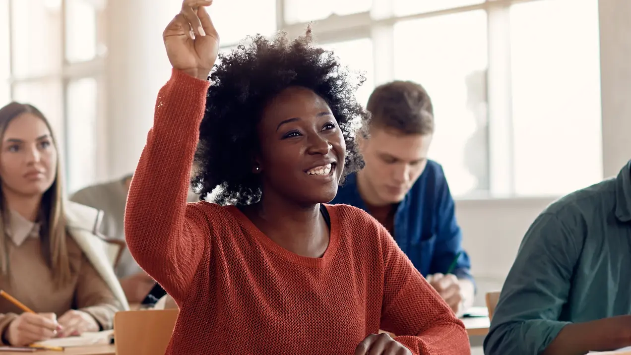 Frau meldet sich in einem Sprachkurs