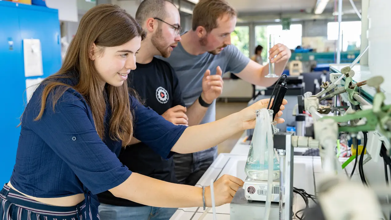 Studierende im Labor Studierende im Labor