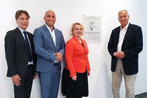 Dr. Friedemann Götting (stv. Hauptgeschäftsführer der IHK Wiesbaden und Honorarprofessur an der HSRM), Dr. Martin Lommel (Kanzler der HSRM), Prof. Dr. Marina Grusevaja (Prodekanin und Auslandsbeauftragte des Fachbereichs Wiesbaden Business School) und Paul Meuer (Vorsitzender der Richard-Müller-Stiftung)