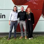 Das Gründungsteam der namowo GmbH steht vor einem Gebäude der Hochschule RheinMain.