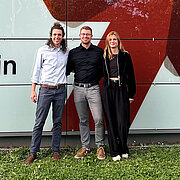 Das Gründungsteam der namowo GmbH steht vor einem Gebäude der Hochschule RheinMain.