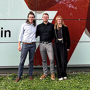 Das Gründungsteam der namowo GmbH steht vor einem Gebäude der Hochschule RheinMain.