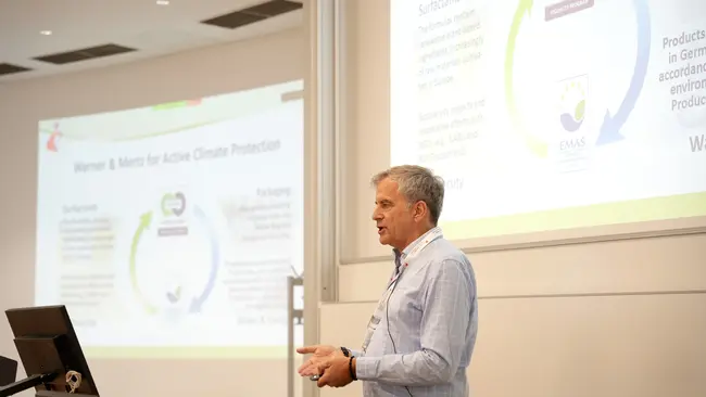 Timothy Glaz, Leiter Corporate Affairs bei Werner & Mertz, als Keynote-Speaker beim International Symposium on Logistis (ISL) 2025 an der Wiesbaden Business School.