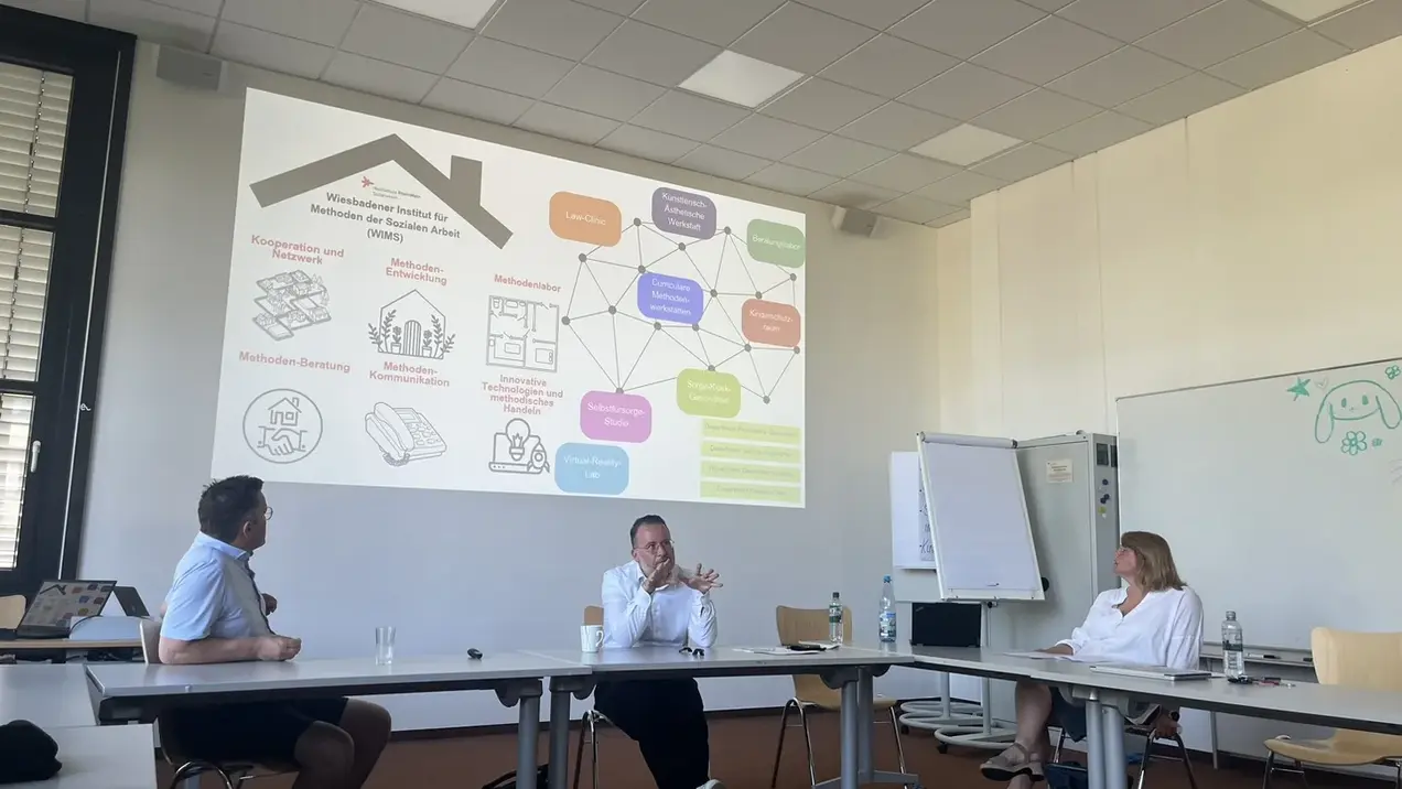 3 Professor*innen halten einen Vortrag/eine Präsentation 