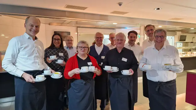 Gruppenbild der prominenten Kellner:innen