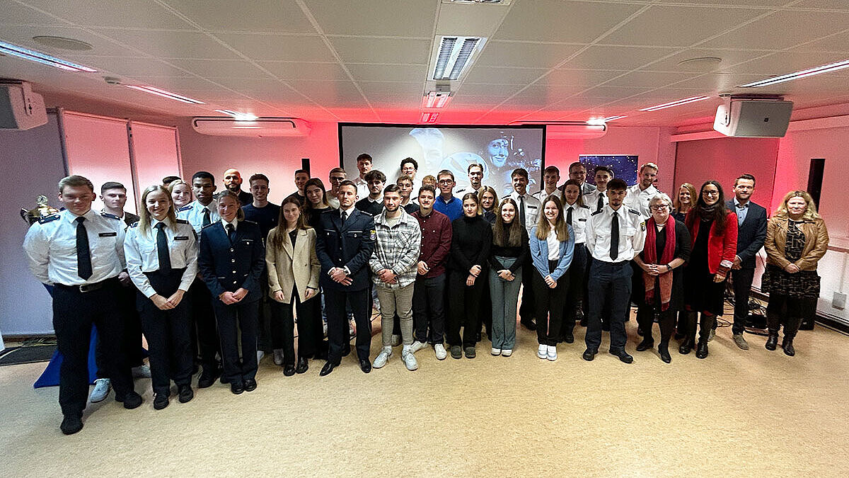 Gruppenfoto mit Spitzensportler:innen der Hessischen Hochschule für öffentliches Management und Sicherheit und der Hochschule RheinMain sowie Ehrengästen der Veranstaltung