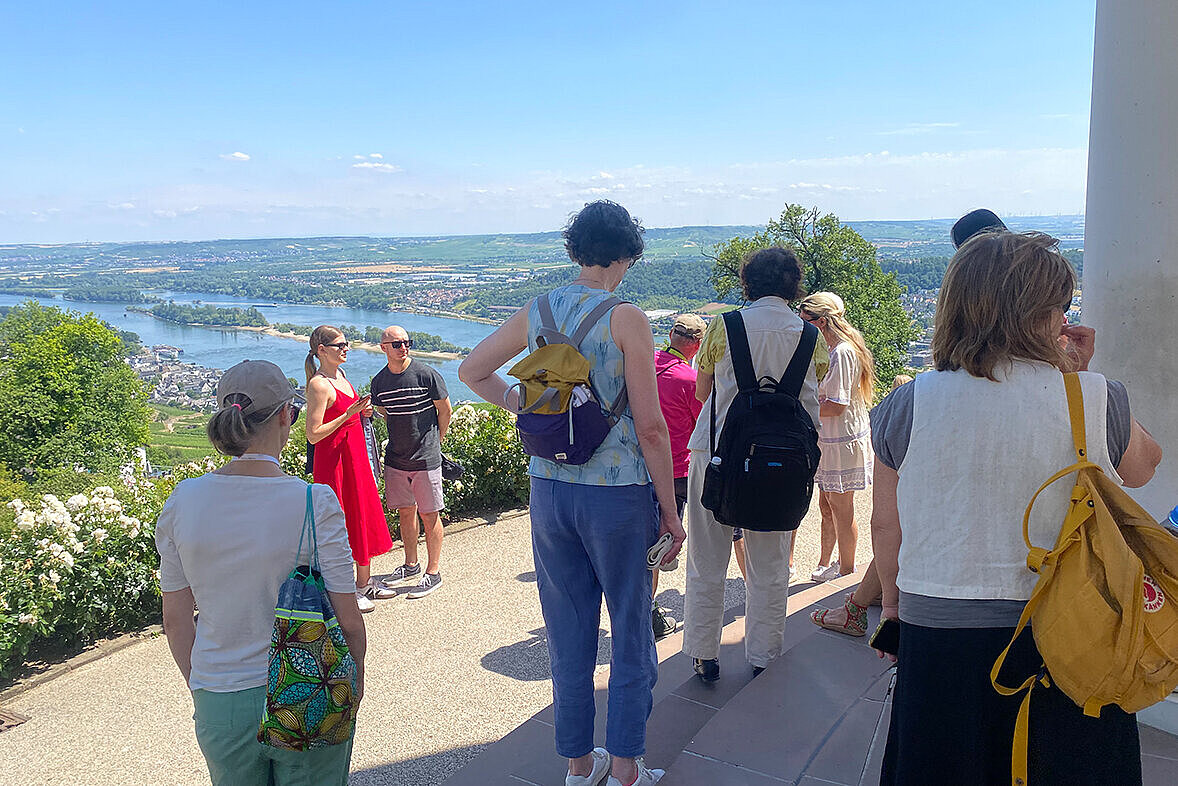 Die Teilnehmer:innen der International Staff Week bei einem Ausflug nach Rüdesheim