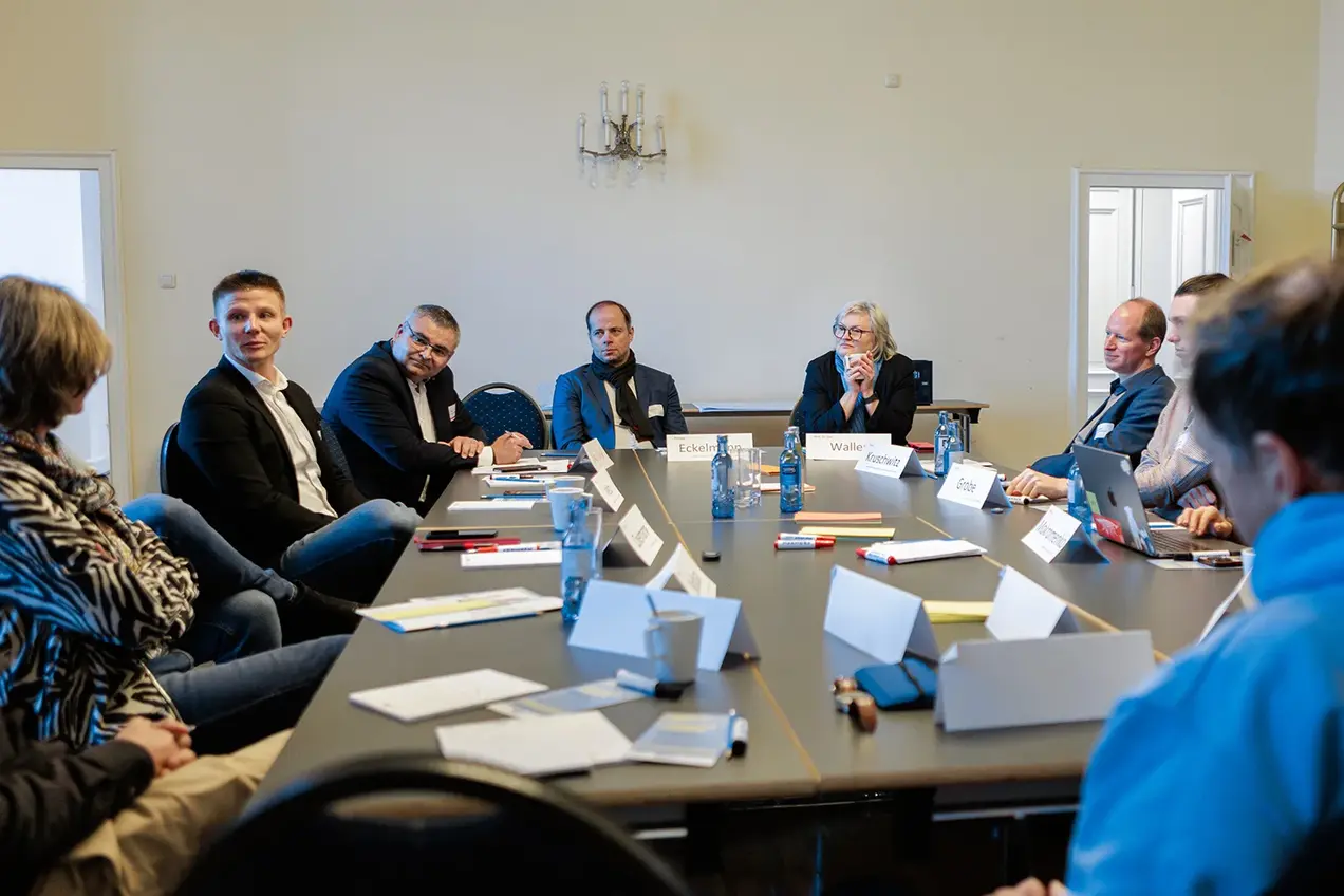 Diskussionsrunde mit der Präsidentin der Hochschule RheinMain Prof. Dr. Eva Waller