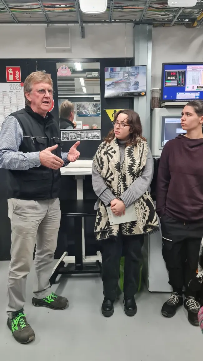 Prof. Dr. Werner Eißler begrüßt die Gäste im Labor für Energiewandlung und thermische Antriebsmaschinen.