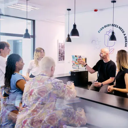 Studierende unterhalten sich in der Kaffeebar am Fachbereich Design Informatik Medien