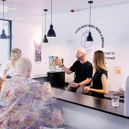 Studierende unterhalten sich in der Kaffeebar am Fachbereich Design Informatik Medien