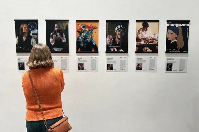 Eine Besucherin der Ausstellung Art Remake betrachtet die Werke.