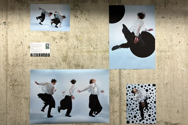 Die Abbildung zeigt mehrere Fotos an einer Wand. Die Bilder zeigen eine Person in dynamischen Tanzposen, hauptsächlich in weißem Hemd und schwarzer Hose. Es gibt kreisförmige und gepunktete grafische Elemente im Hintergrund der Fotos.