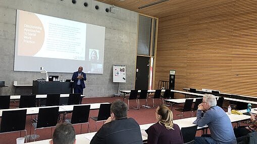 Gastvortrag eines Mannes vor ein paar Menschen 