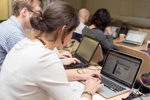 Studierende der Hochschule RheinMain arbeiten am Laptop