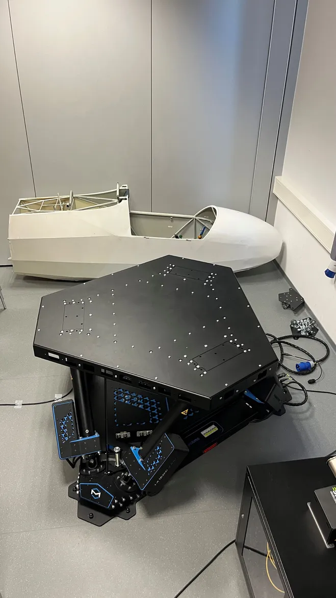Bewegungsplattform für realitätsnahe Flugsimulation