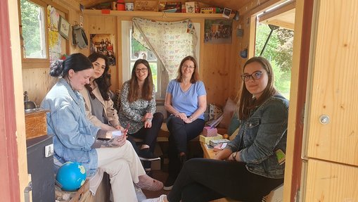 Begegnungen im Wanderschäferwagen zwischen Studierenden und Mitarbeitenden des KiNZ