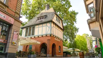 Backsteinhäuschen mit Brunnen