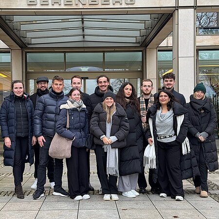 Studierende vor der Berenberg Bank