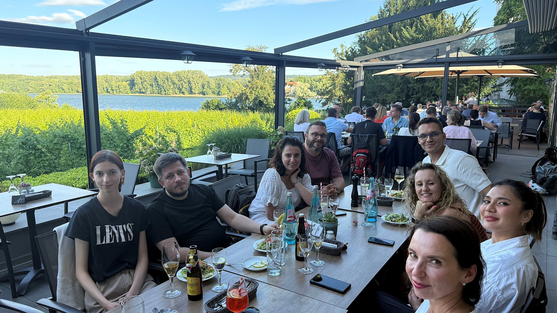 Die Teilnehmenden sitzen in einem Restaurant im Rheingau und essen.