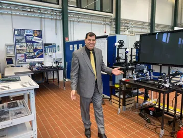 Der Generalkonsul von Marokko besichtigt Prüfstände in der Fahrzeughalle am Campus Rüsselsheim.