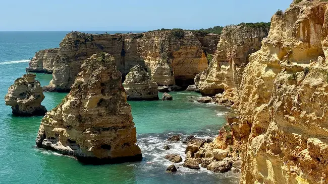 Auslandssemester Eric Bingenheimer Eine Bucht am Meer mit Felsformationen
