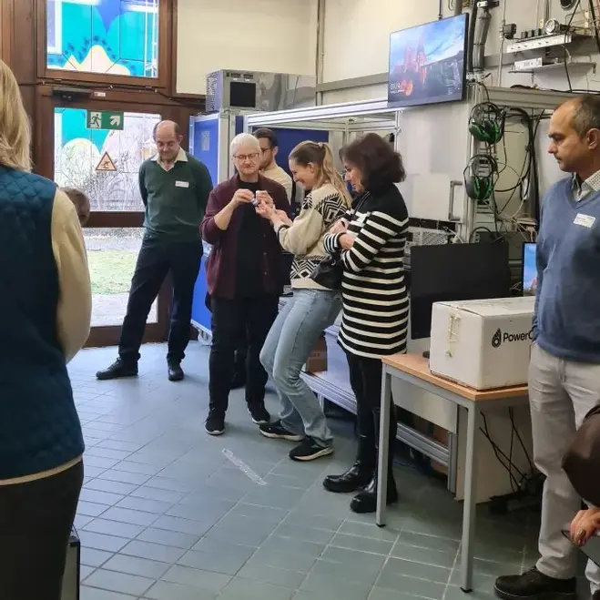 Prof. Dr. Birgit Scheppat erläutert den Gästen die Funktion eines Gassensors. 