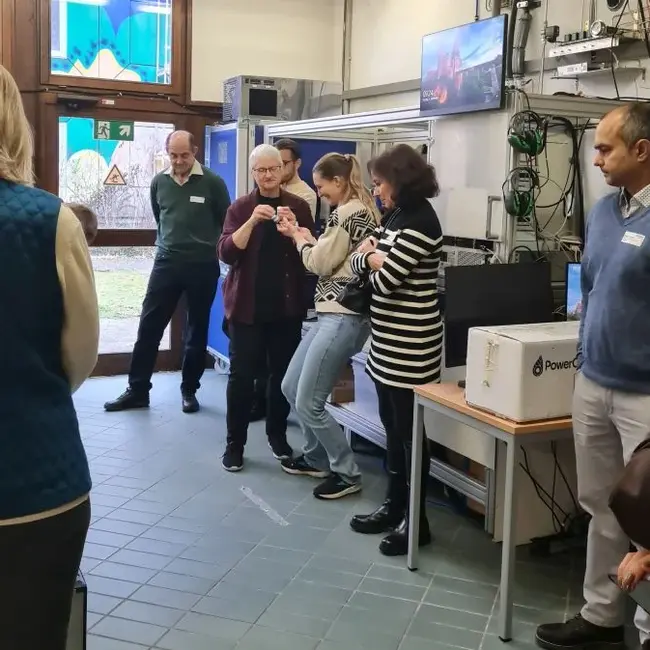 Prof. Dr. Birgit Scheppat erläutert den Gästen die Funktion eines Gassensors. 