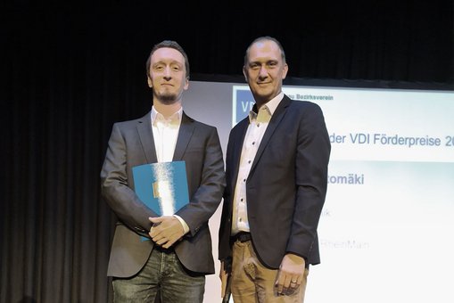 Preisträger Markus Ketomäkia mit dem VDI-Bezirksvereinsvorsitzenden Michael Ludwig. © Hochschulkommunikation | Hochschule RheinMain