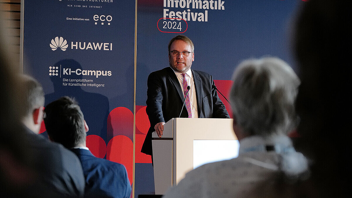 Timon Gremmels, Hessischer Minister für Wissenschaft und Forschung, Kunst und Kultur, steht an einem Rednerpult